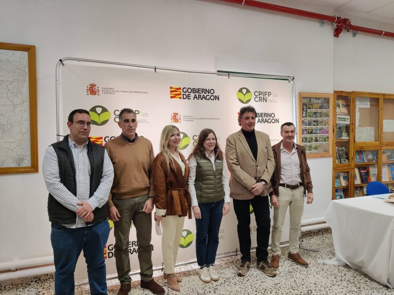 Ponentes de la Jornada de Presentación del CRN en Gestión Ambiental posando junto a la directora del centro. De izquierda a derecha: Adolfo Gaspar, Rubén Lapuente, Lina Soler, Sescún Castán, Jesús Fandos, Antonio Martínez